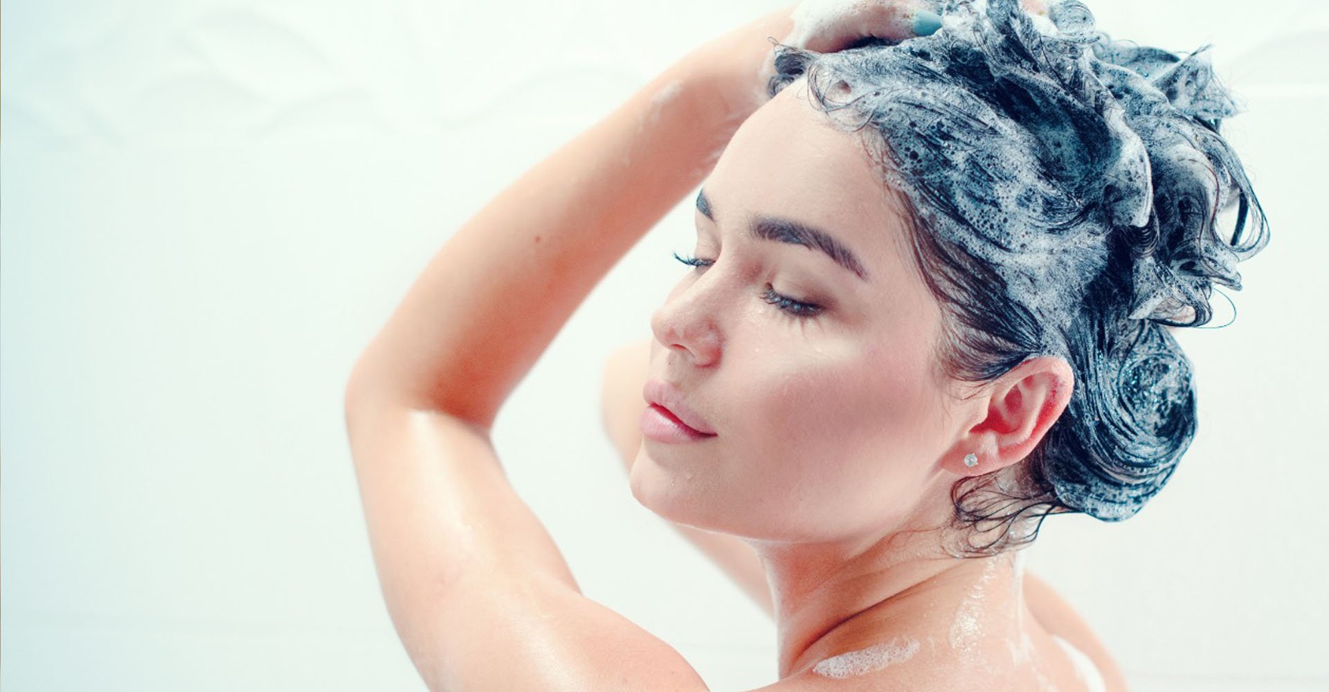 Morena Lavando Cabelo